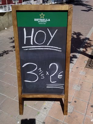 Pizarra oferta de un bar.